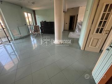 LUMINOSO QUADRILOCALE CON POSTO AUTO CONDOMINIALE