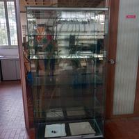 vetrinetta con base su ruote