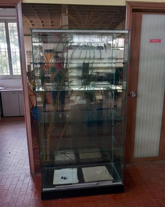 vetrinetta con base su ruote