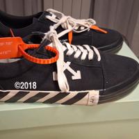 scarpe sneaker nera con frecce bianche