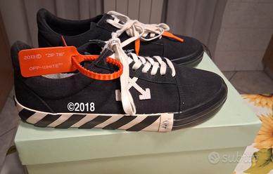 scarpe sneaker nera con frecce bianche