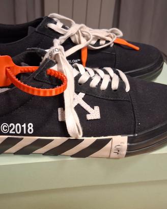 scarpe sneaker nera con frecce bianche