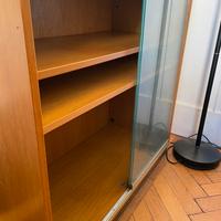 Mobile con ante in vetro