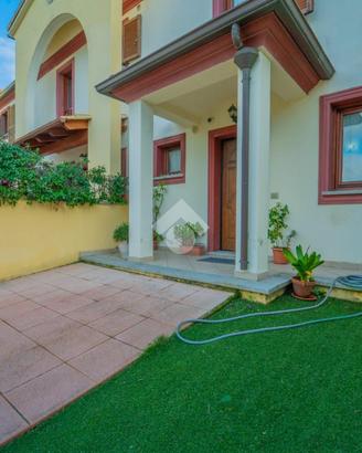 VILLA A SCHIERA CENTRALE A OLBIA