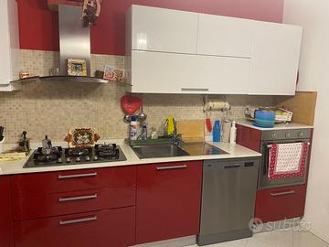 Cucina moderna con elettrodomestici