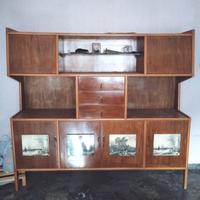 Mobile con pannelli decorativi