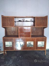 Mobile con pannelli decorativi