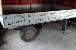 Rimorchio agricolo a due assi con sponde