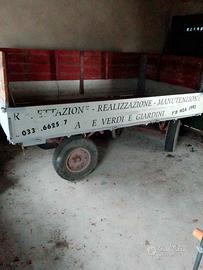Rimorchio agricolo a due assi con sponde