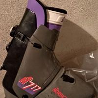 Attrezzatura da sci scarponi tuta giacca occhiali.