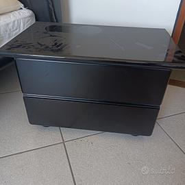 Comodini color nero. 