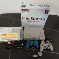 PlayStation 1 originale con scatola, manuali e 2 c