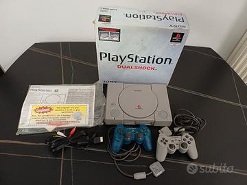 PlayStation 1 originale con scatola, manuali e 2 c