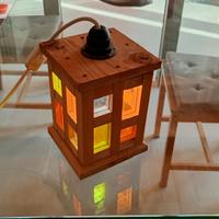 lampada da comodino con vetri colorati