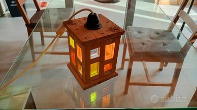 lampada da comodino con vetri colorati