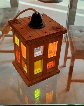 lampada da comodino con vetri colorati