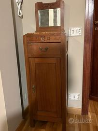 Mobiletto in legno con specchio