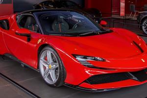 DISPONIAMO DI RICAMBI AUTO FERRARI SF90 MATERIALE 