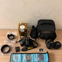 Nikon D3100 con obiettivi e accessori