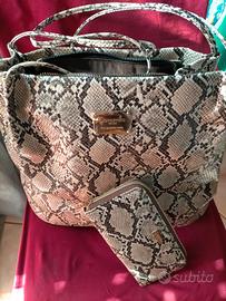 Borsa Camomilla comoda e capiente con portafoglio 