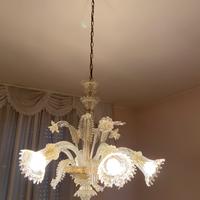 Lampadario i vetro soffiato