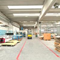 Capannone con baie di carico e uffici