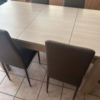 Tavolo allungabile con sei sedie