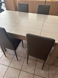 Tavolo allungabile con sei sedie