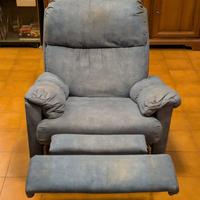 Poltrona reclinabile girevole con poggiapiedi