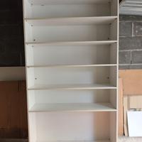 LIBRERIA BIANCA CON MOLTI RIPIANI