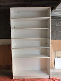 LIBRERIA BIANCA CON MOLTI RIPIANI