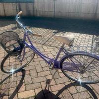 Bicicletta vintage viola con cestino