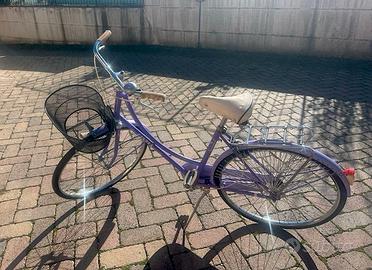 Bicicletta vintage viola con cestino