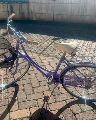 Bicicletta vintage viola con cestino