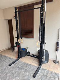 Rack con bilanciere e pesi