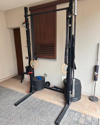Rack con bilanciere e pesi