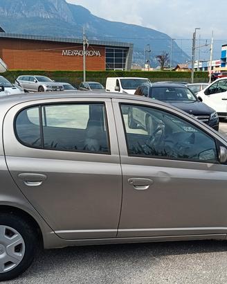 Toyota Yaris 1.3i 16V cat 5 porte Sol