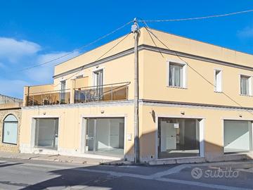 Locale commerciale con ampie vetrate su strada