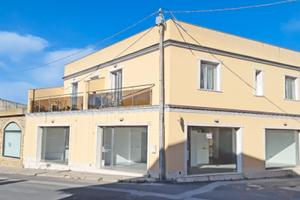 Locale commerciale con ampie vetrate su strada