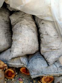 carbone di legna a sacchi grandi