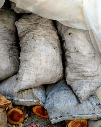 carbone di legna a sacchi grandi