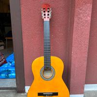 Chitarra classica tenuta bene