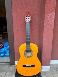Chitarra classica tenuta bene