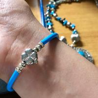 Bracciale azzurro con quadrifoglio
