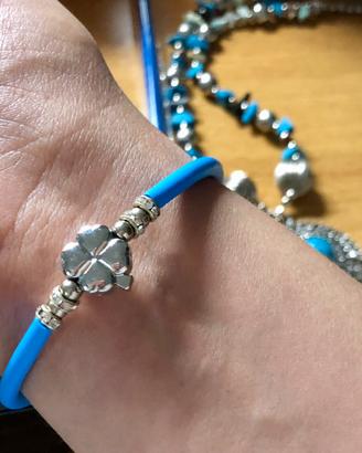 Bracciale azzurro con quadrifoglio