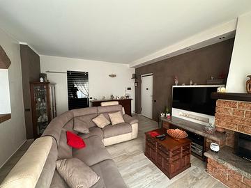 Quadri locale con giardino privato