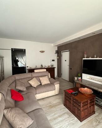 Quadri locale con giardino privato