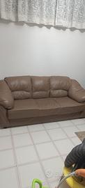 Divano 3 posti in ecopelle marrone come nuovo