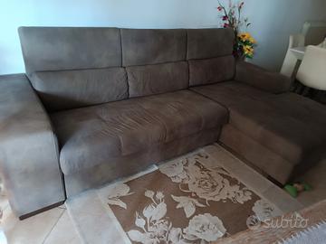Divano letto angolare con contenitore.