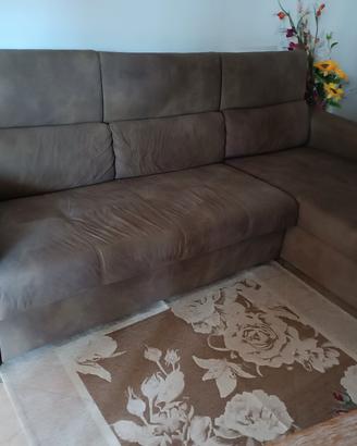 Divano letto angolare con contenitore.